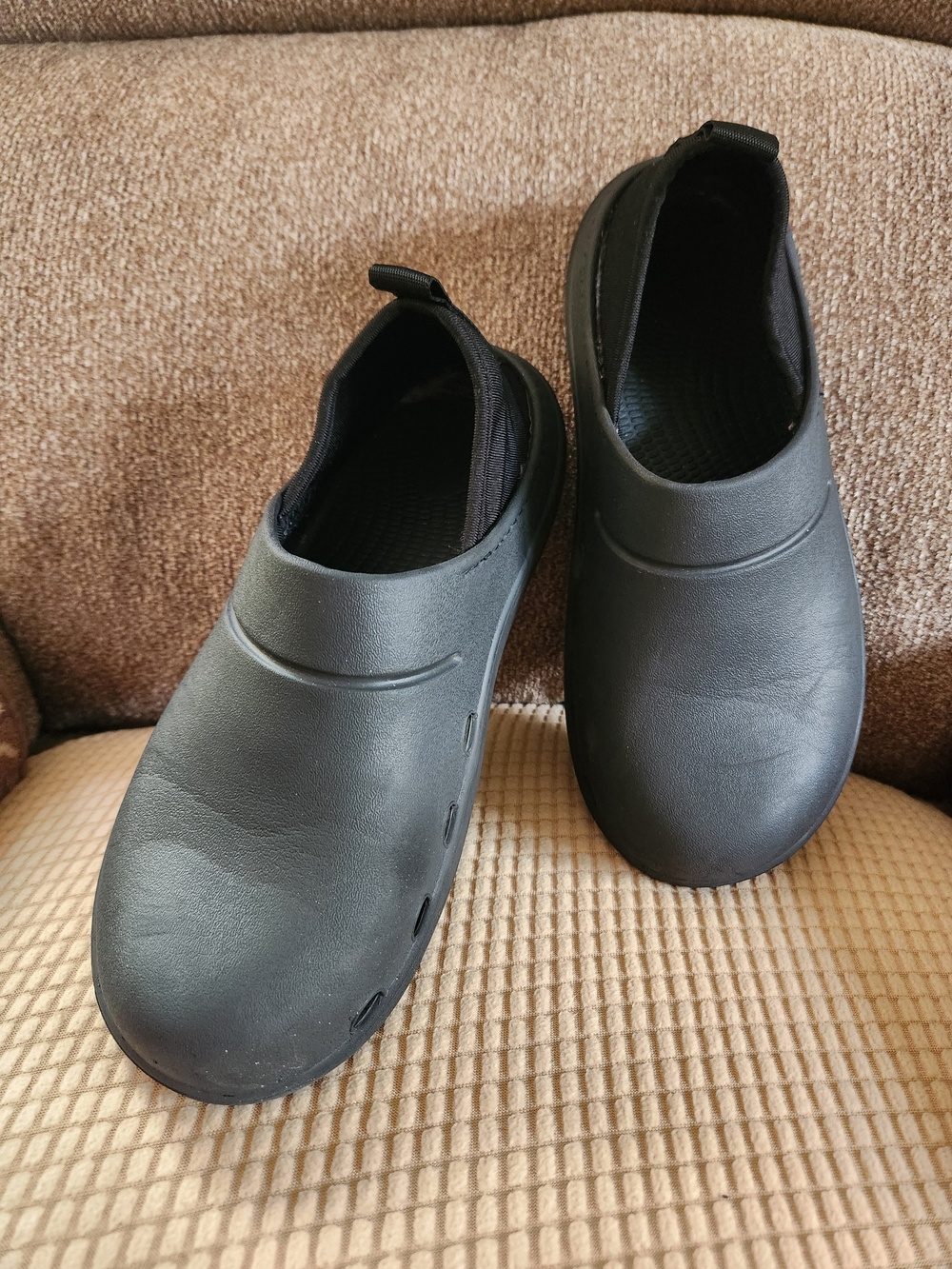 HUHV Recovery CLOG Black Says 9 BUT runs SMALL